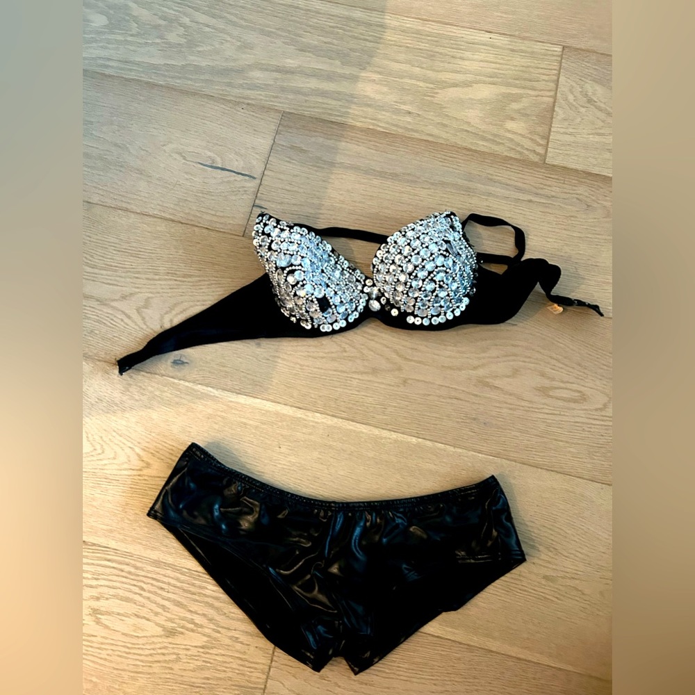 Burning Man set 2 - bra with Crystal and black hipster bottom